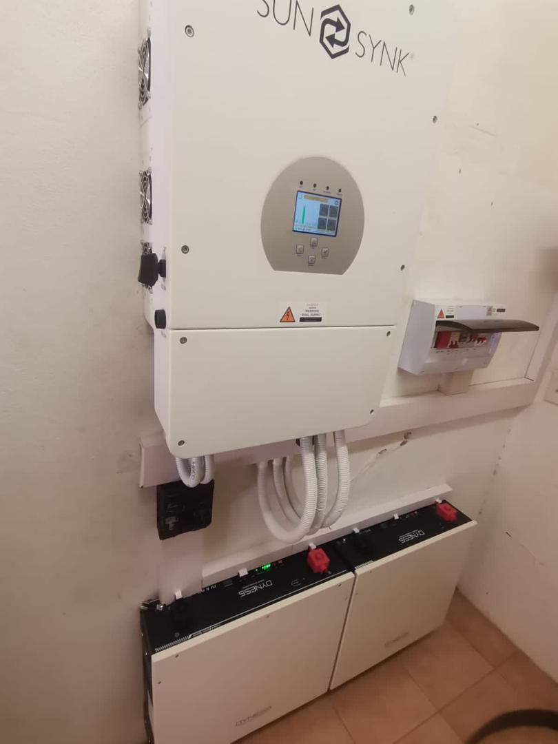 Wall-mounted SunSynk inverter with Dyness batteries